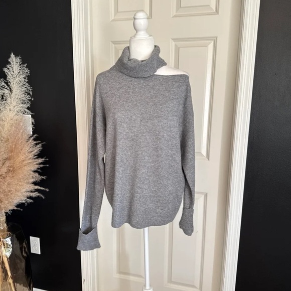 PAIGE Women's Raundi Grey Turtleneck Cold Shoulder Sweater 
size Medium - Picture 6 of 12